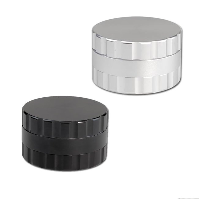 Aluminiumgrinder 3-teilig in Schwarz und SIlber mit Pollensieb und Schaber – geöffnet & geschlossen